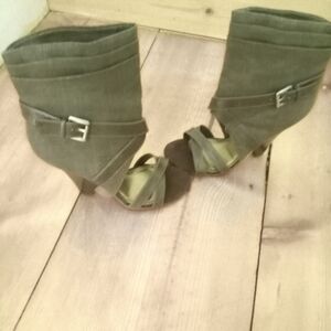 Women's  brand new dark brown heels